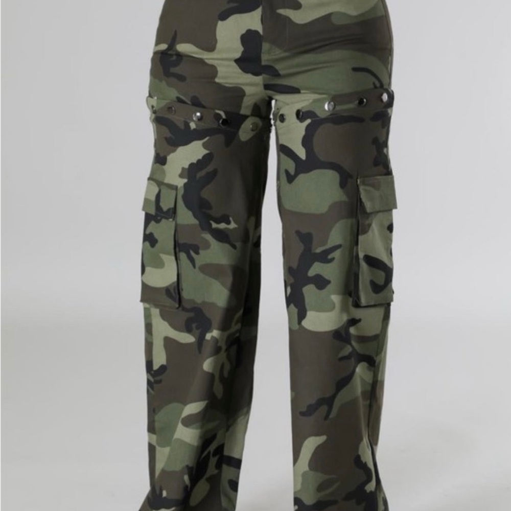 Camouflage pants/shorts Has some  stretch